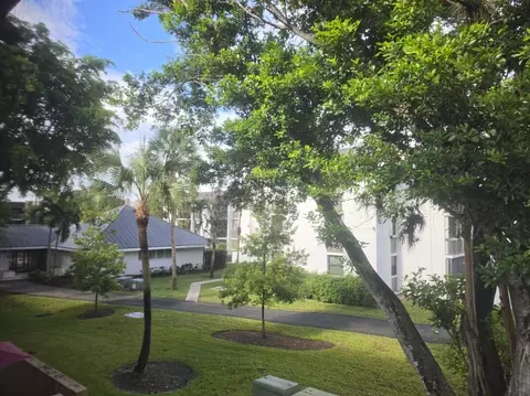 8425 Forest Hills Dr #205, Coral Springs, FL 33065