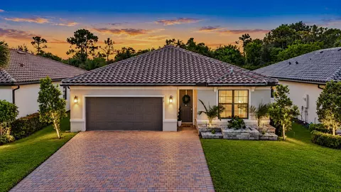 532 SE Villandry Way, Port Saint Lucie, FL 34984