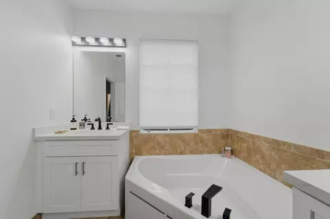 Bath - 297 E Bay Cedar Cir, Jupiter, FL 33458 photo 4 of 7