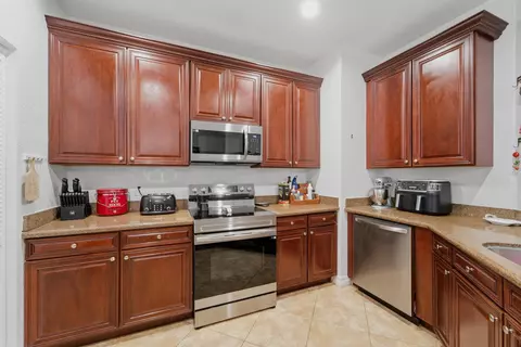 Kitchen - 297 E Bay Cedar Cir, Jupiter, FL 33458 photo 2 of 3