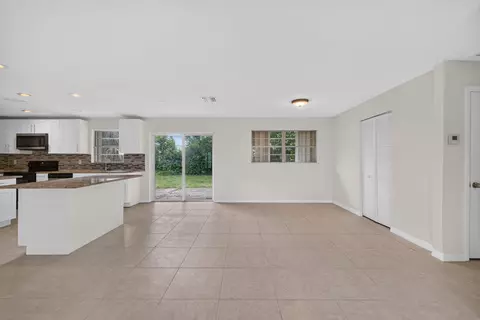 Living - 913 SE 10th St, Stuart, FL 34994 photo 4 of 7
