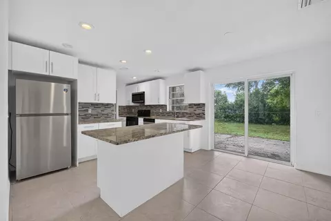 Kitchen - 913 SE 10th St, Stuart, FL 34994 photo 2 of 5