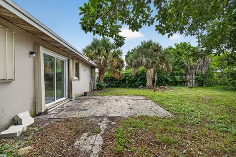 Exterior - 913 SE 10th St, Stuart, FL 34994 photo 5 of 6