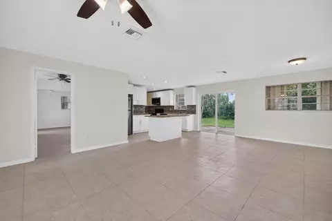 Living - 913 SE 10th St, Stuart, FL 34994 photo 1 of 7