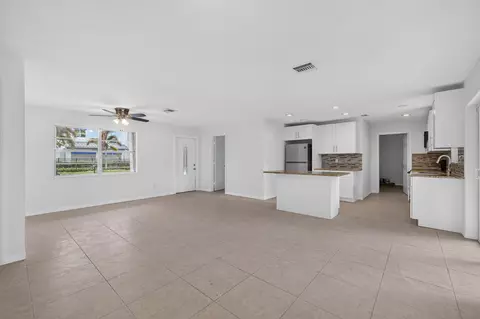 Living - 913 SE 10th St, Stuart, FL 34994 photo 2 of 7