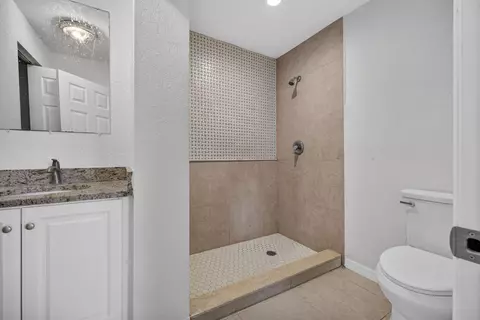 Bath - 913 SE 10th St, Stuart, FL 34994 photo 2 of 3