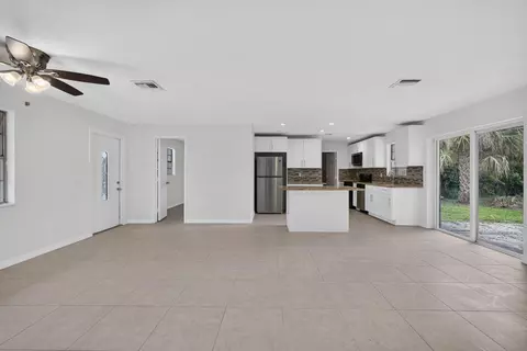 Living - 913 SE 10th St, Stuart, FL 34994 photo 5 of 7