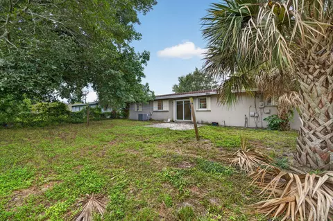 Exterior - 913 SE 10th St, Stuart, FL 34994 photo 2 of 6