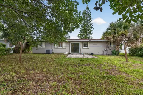 Exterior - 913 SE 10th St, Stuart, FL 34994 photo 3 of 6