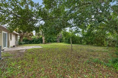 Exterior - 913 SE 10th St, Stuart, FL 34994 photo 4 of 6