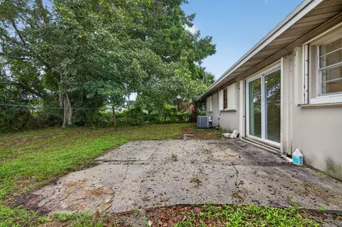 Exterior - 913 SE 10th St, Stuart, FL 34994 photo 6 of 6