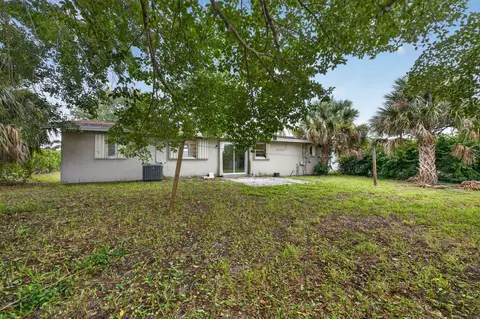 Exterior - 913 SE 10th St, Stuart, FL 34994 photo 1 of 6