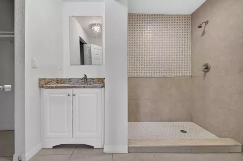 Bath - 913 SE 10th St, Stuart, FL 34994 photo 1 of 3