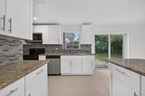 Kitchen - 913 SE 10th St, Stuart, FL 34994 photo 3 of 5