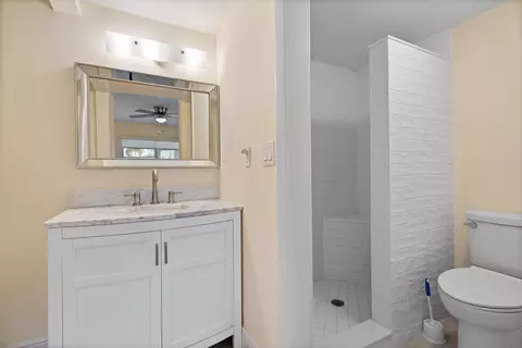Bath - 3290 SE Aster Ln #D158, Stuart, FL 34994 photo 3 of 4