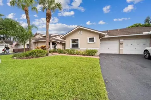 1129 W Lakes Dr, Deerfield Beach, FL 33442
