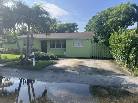 1306 Date Palm Dr, Lantana, FL 33462