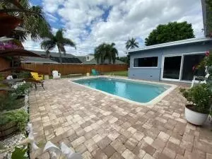 6601 Lake Clarke Dr, Lake Clarke Shores, FL 33406