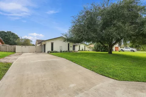 99 Cuyahoga Rd, Lake Worth, FL 33467