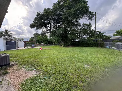 Exterior - 555 Harem Ave, Opa Locka, FL 33054 photo 4 of 6