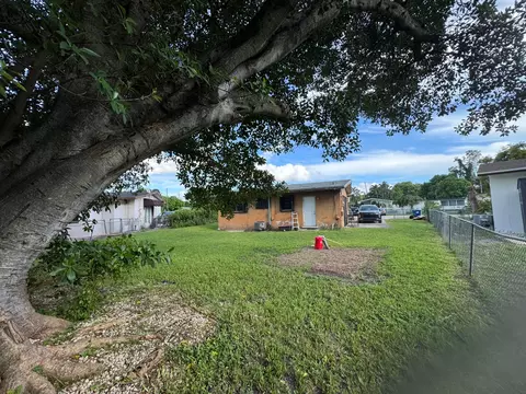 Exterior - 555 Harem Ave, Opa Locka, FL 33054 photo 5 of 6