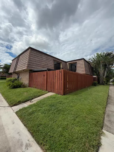 632 Springdale Cir, Palm Springs, FL 33461