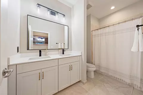 Bath - 128 Behring Way, Jupiter, FL 33458 photo 3 of 3