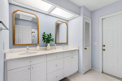 Bath - 5883 SE Glen Eagle Way, Stuart, FL 34997 photo 8 of 9