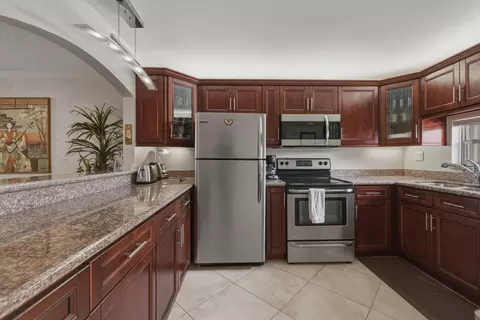 811 S Hollybrook Dr #202, Pembroke Pines, FL 33025