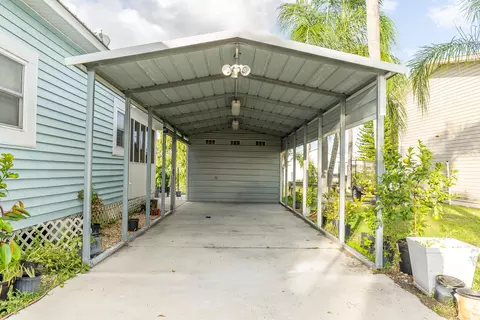Exterior - 1149 6th St, Okeechobee, FL 34974 photo 4 of 9