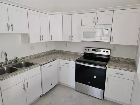 Kitchen - 5845 Eagle Cay Cir, Coconut Creek, FL 33073 photo 2 of 7