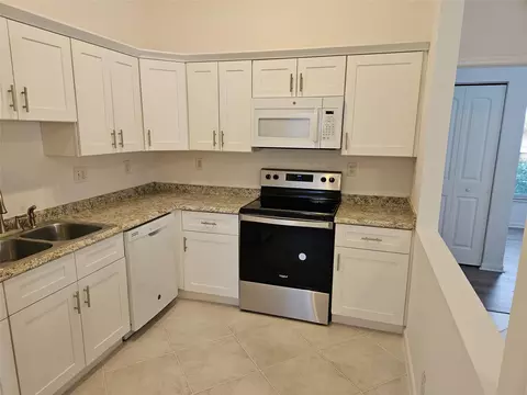 Kitchen - 5845 Eagle Cay Cir, Coconut Creek, FL 33073 photo 3 of 7