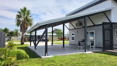 Exterior - 1052 10th St, Okeechobee, FL 34974 photo 3 of 8