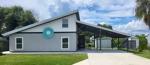 Exterior - 1052 10th St, Okeechobee, FL 34974 photo 2 of 8