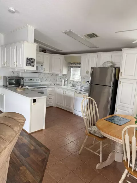 Kitchen - 5224 SE 67th Ave SE, Okeechobee, FL 34974 photo 1 of 5