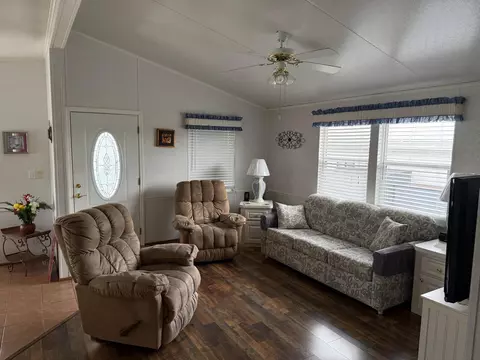 Living - 5224 SE 67th Ave SE, Okeechobee, FL 34974 photo 2 of 5