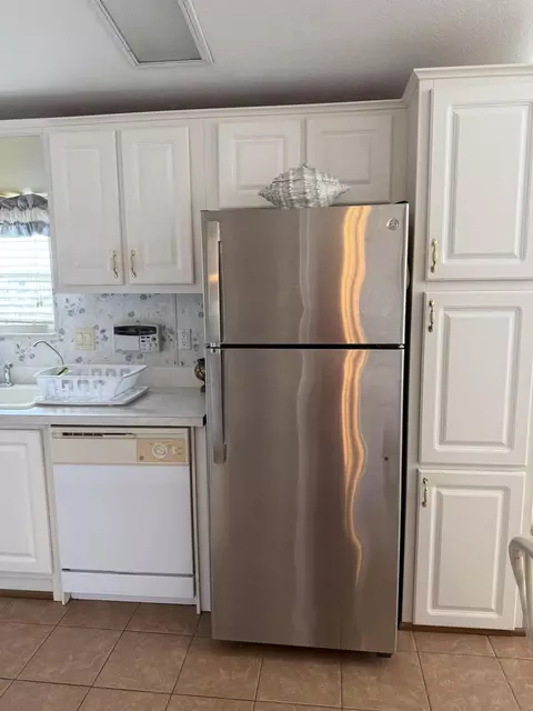 Kitchen - 5224 SE 67th Ave SE, Okeechobee, FL 34974 photo 3 of 5