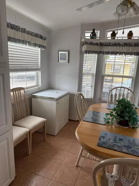 Dining - 5224 SE 67th Ave SE, Okeechobee, FL 34974 photo 1 of 1