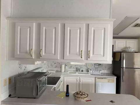 Kitchen - 5224 SE 67th Ave SE, Okeechobee, FL 34974 photo 4 of 5