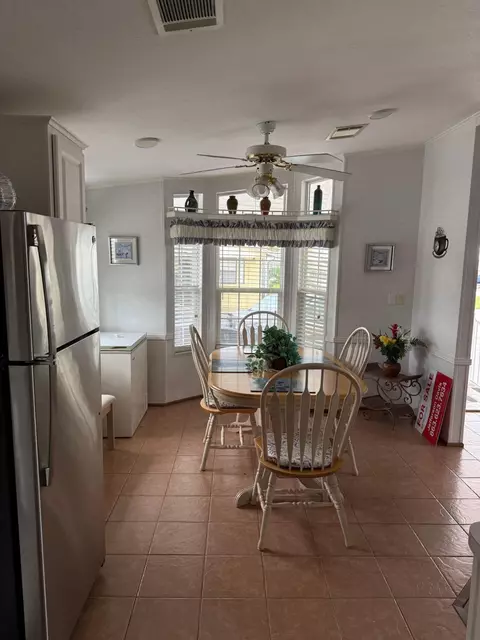 Kitchen - 5224 SE 67th Ave SE, Okeechobee, FL 34974 photo 5 of 5