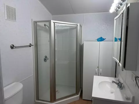 Bath - 5224 SE 67th Ave SE, Okeechobee, FL 34974 photo 2 of 3