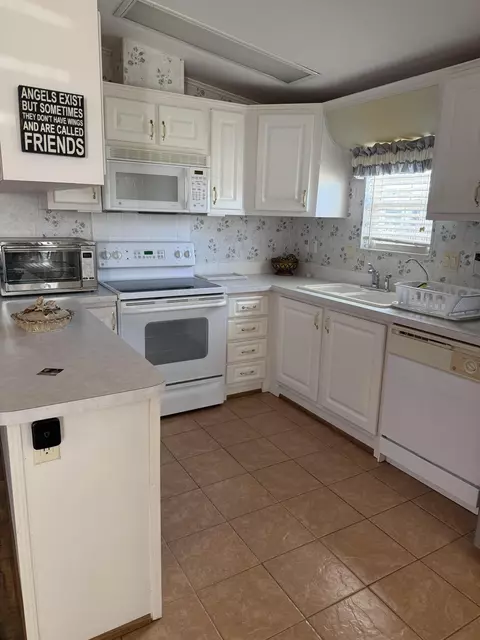 Kitchen - 5224 SE 67th Ave SE, Okeechobee, FL 34974 photo 2 of 5