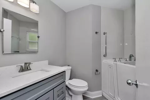 Bath - 814 Oak Rd, Ocala, FL 34472 photo 1 of 3