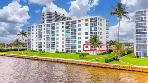 301 Lake Shore Dr #201, Lake Park, FL 33403