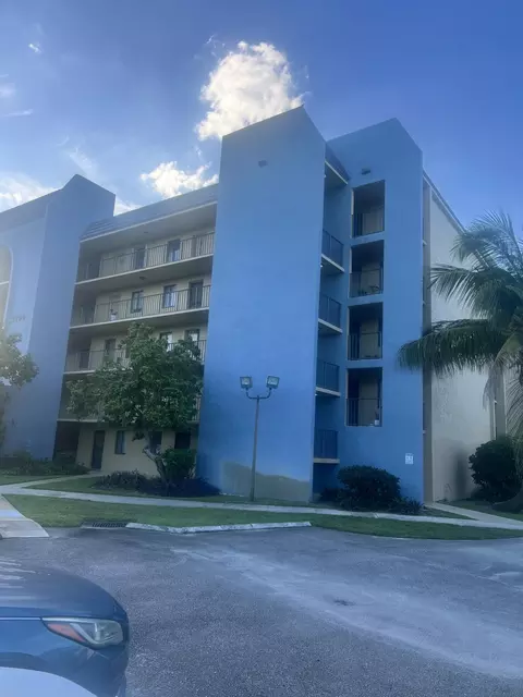 2794 Tennis Club Dr #205, West Palm Beach, FL 33417