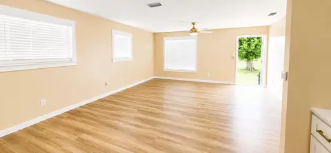 Living - 3095 NW 36th St, Okeechobee, FL 34972 photo 2 of 3