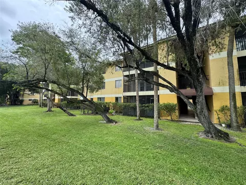 3013 N Oakland Forest Dr #106, Oakland Park, FL 33309