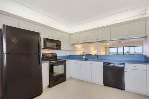 Kitchen - 275 Palm Ave #A404, Jupiter, FL 33477 photo 3 of 4