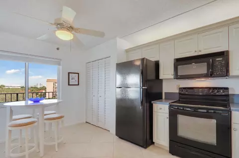 Kitchen - 275 Palm Ave #A404, Jupiter, FL 33477 photo 4 of 4