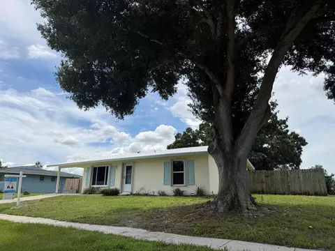 142 NE Bracken Rd, Port Saint Lucie, FL 34983